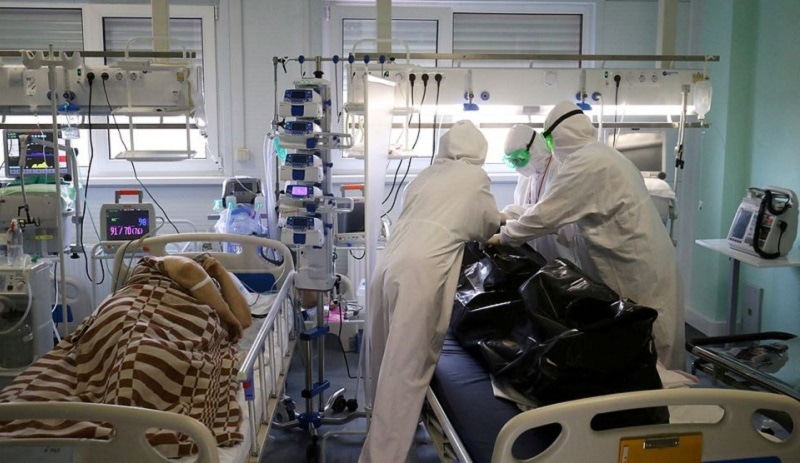 Medical specialists place the body of a person who died at the ICU unit for coronavirus disease (COVID-19) patients in a bag at a local hospital in the town of Kalach-on-Don in Volgograd Region, Russia November 14, 2021. &mdash; Reuters/File