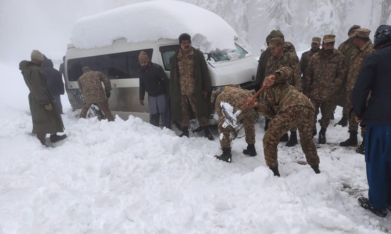 Army personnel remove a vehicle stuck in snow in Muree. — Photo by ISPR