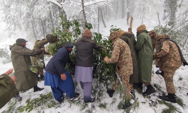 Army personnel carry out rescue work in Muree. — Photo by ISPR