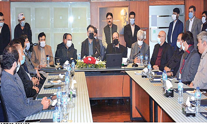 FEDERAL Minister for Planning, Development, Reforms and Special Initiatives Asad Umar speaks to members of the Pakistan Textile Exporters Association in Faisalabad on Thursday.—APP