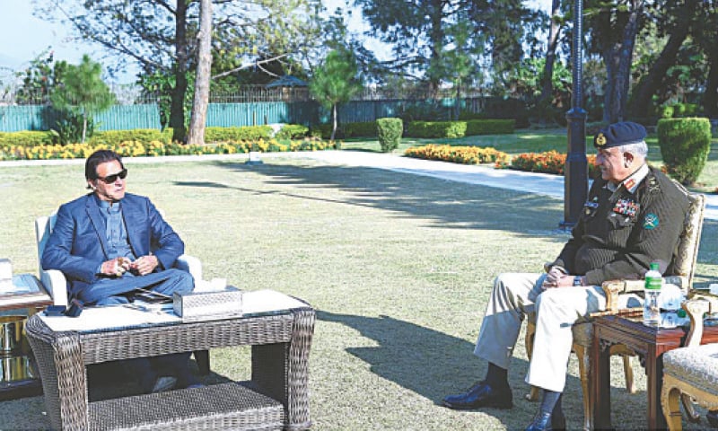 ISLAMABAD: Chief of the Army Staff General Qamar Javed Bajwa calls on Prime Minister Imran Khan.—APP