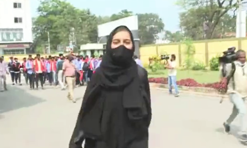 A photo of Indian student Muskan Khan being jeered at by a Hindutva mob for wearing a hijab to college in India's Karnataka state on Tuesday. — Twitter screengrab