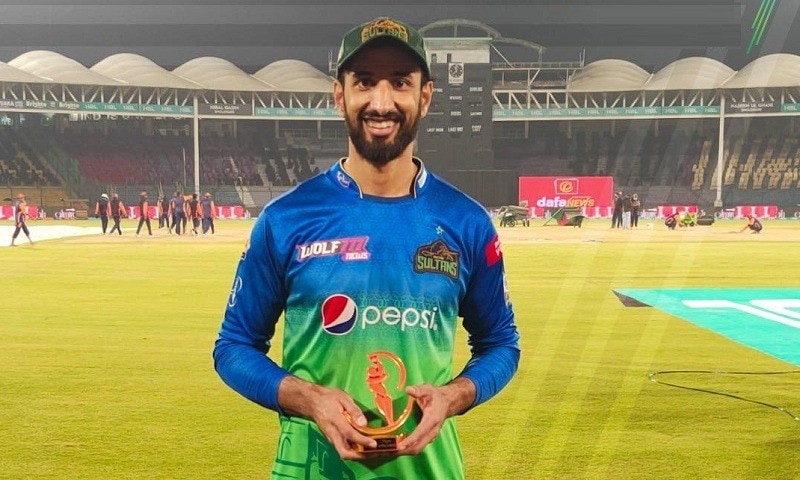 Shan Masood pictured after winning the Man of the Match award in a PSL 2022 match. — Picture via thePSL20/Twitter