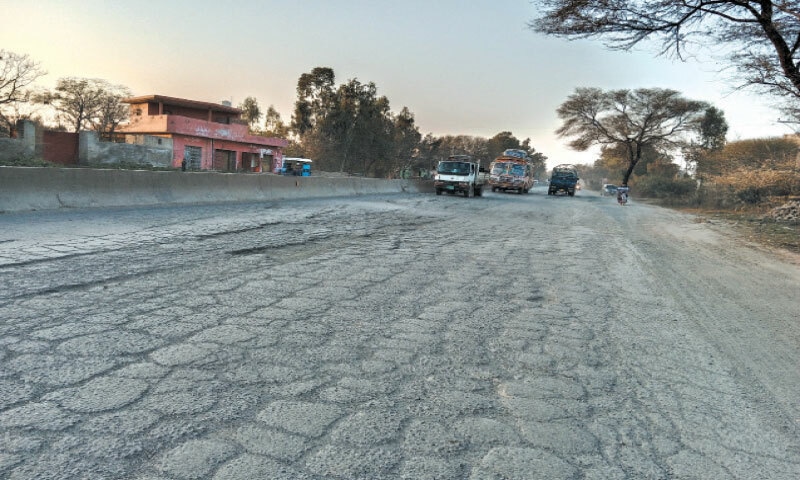 The GT Road stretch near Gujrat. — Dawn The GT Road stretch near Gujrat. — Dawn