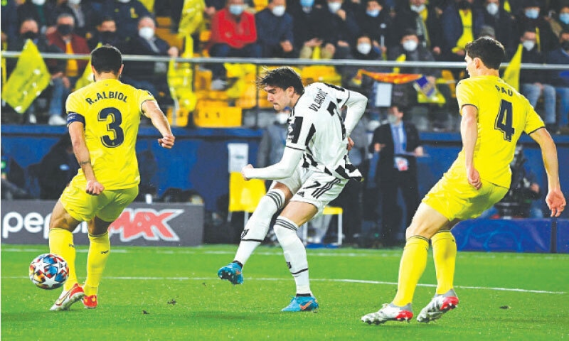 VILLAREAL: Juventus&rsquo; Dusan Vlahovic (C) shoots to score during the round-of-16 first leg against Villarreal at the La Ceramica Stadium.&mdash;AFP