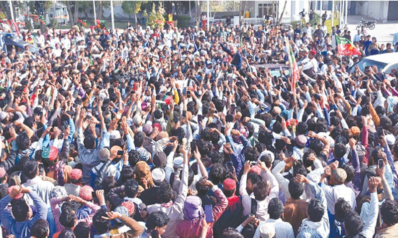 Participants of the march listen to PTI leaders at Kamoo Shaheed on Saturday.—APP