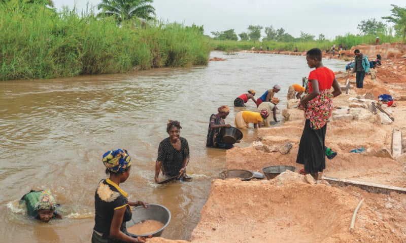 Artisanal miners collect gravel from the Lukushi river searching for cassiterite in Manono. The Democratic Republic of Congo is rich in Lithium, an essential mineral for electric car batteries, which nests in the remains of the former mining town of the city of Manono in
the southeast part of the country in the province of Tanganyika. To get out of poverty, the inhabitants of Manono, most of whom are artisanal diggers, place their hope in the investment of the Australian company AVZ minerals which plans to invest $600m in the construction of
lithium mining.—AFP Artisanal miners collect gravel from the Lukushi river searching for cassiterite in Manono. The Democratic Republic of Congo is rich in Lithium, an essential mineral for electric car batteries, which nests in the remains of the former mining town of the city of Manono in
the southeast part of the country in the province of Tanganyika. To get out of poverty, the inhabitants of Manono, most of whom are artisanal diggers, place their hope in the investment of the Australian company AVZ minerals which plans to invest $600m in the construction of
lithium mining.—AFP
