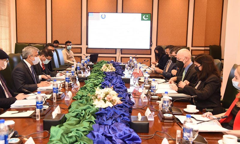 Commerce Secretary Mohammad Sualeh Ahmed Faruqui leads the meeting with Assistant US Trade Repr­e­s­entative Christopher Wilson on Monday. — PID