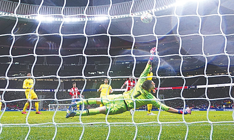 ATLETICO Madrid&rsquo;s Rodrigo De Paul (centre R) scores against Cadiz during their La Liga match at the Wanda Metropolitano Stadium.&mdash;AP