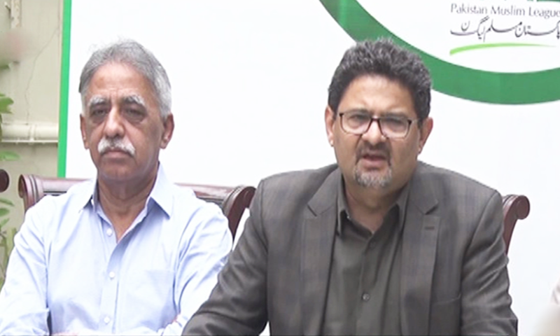 PML-N leader Miftah Ismail (R) addresses a press conference alongside former caretaker energy minister Senator Musaddiq Malik and former Sindh governor Muhammad Zubair (L). — DawnNewsTV