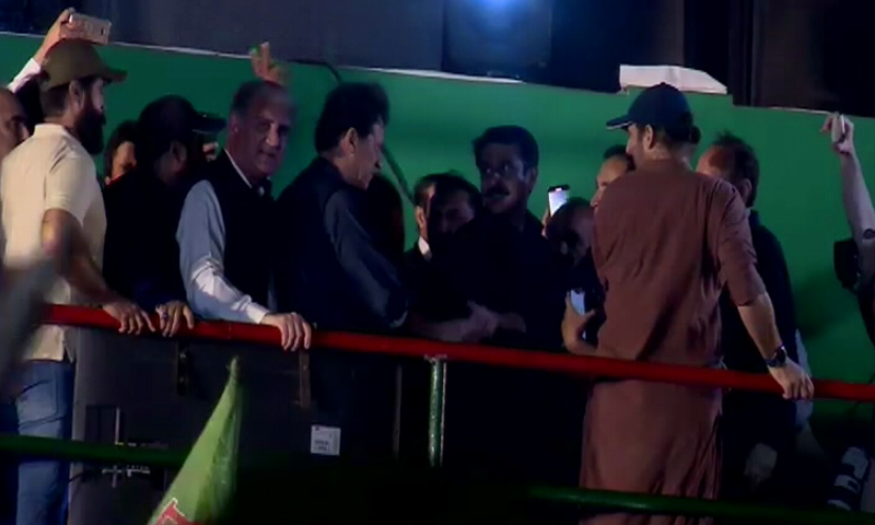 PTI Chairman Imran Khan arrives at the stage  at Karachi's Bagh-i-Jinnah. — Photo: DawnNewsTV