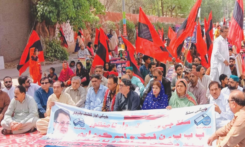 QAT leaders and activists hold protest outside Hyderabad Press Club on Saturday.—Dawn QAT leaders and activists hold protest outside Hyderabad Press Club on Saturday.—Dawn