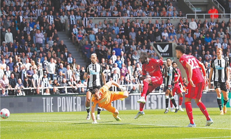 NEWCASTLE: Liverpool’s Naby Keita (third L) scores a goal during the Premier League match against Newcastle United at St James’ Park on Saturday.—Reuters NEWCASTLE: Liverpool’s Naby Keita (third L) scores a goal during the Premier League match against Newcastle United at St James’ Park on Saturday.—Reuters