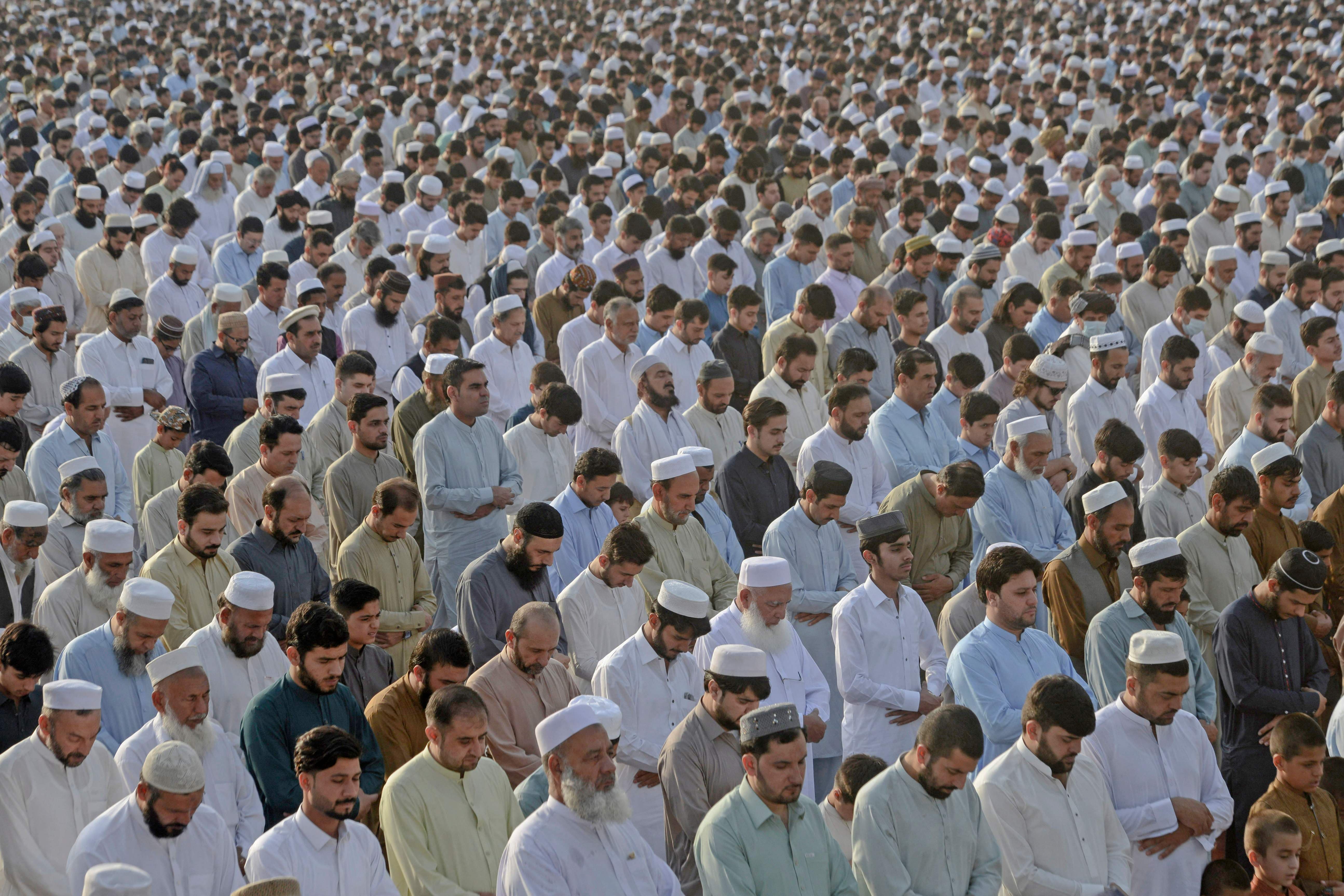 پشاور کے بیشتتر اضلاع میں پیر کو عیدالفطر منائی گئی — فوٹو: اے ایف پی