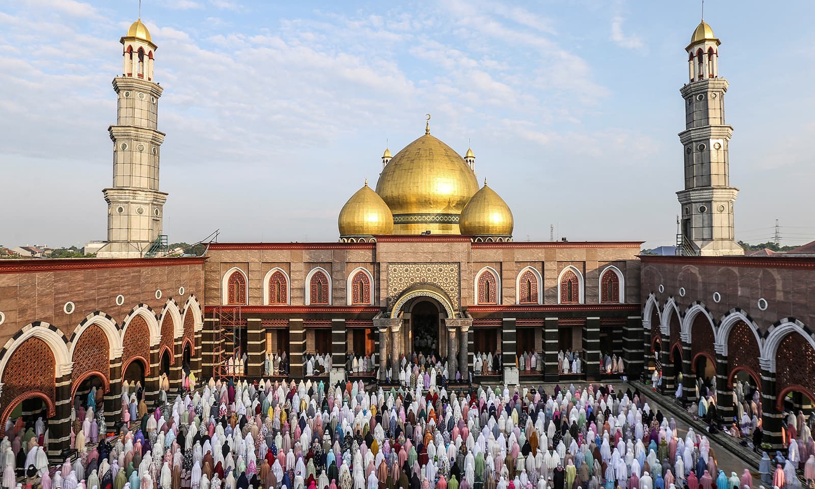 جکارتہ میں نماز عید کا روح پرور اجتماع — فوٹو: رائٹرز