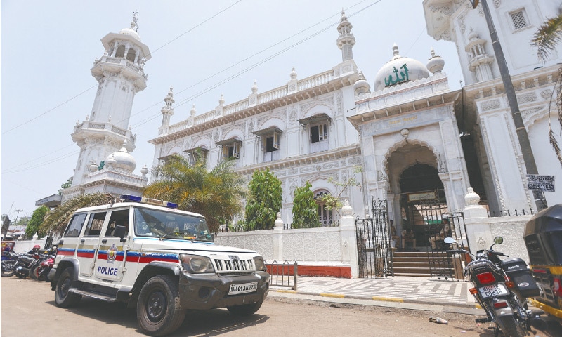 POLICE stand guard at the gate of Mumbai’s Jama Masjid.—Reuters