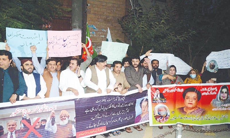 QUETTA: PTI workers stage a protest demonstration outside the press club against the arrest of senior party leader Shireen Mazari on Saturday.—PPI