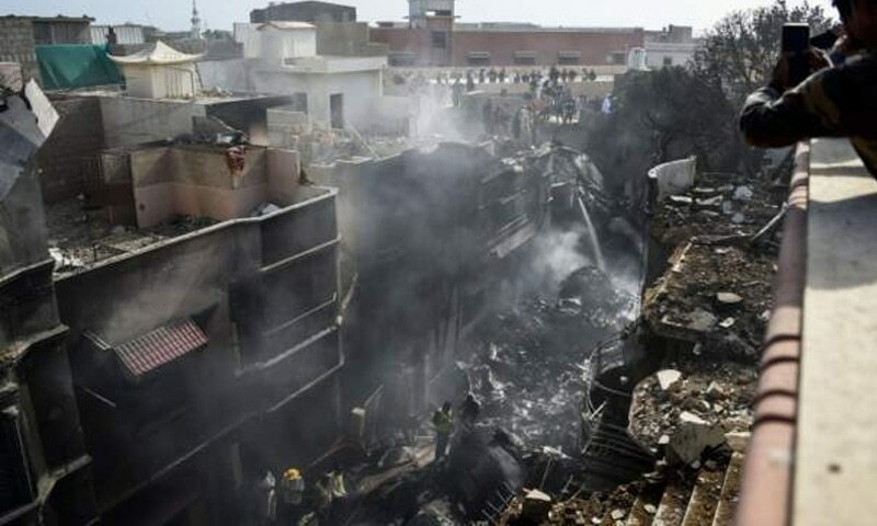 کراچی میں گر کر تباہ ہونے والے طیارے کی حتمی رپورٹ تاحال جاری نہیں ہوئی۔ &mdash;فائل فوٹو: ڈان نیوز