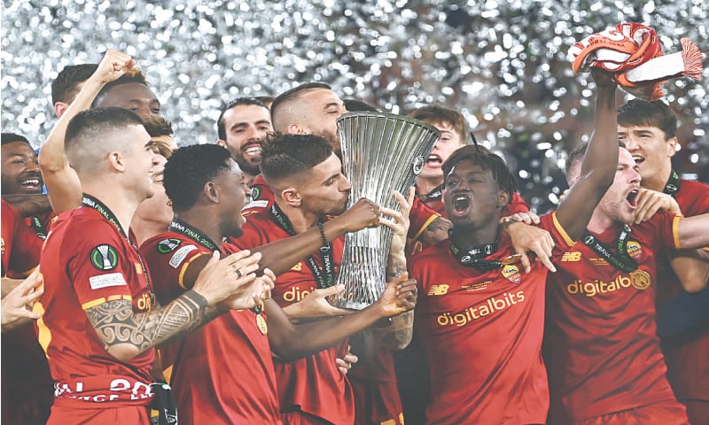 TIRANA: AS Roma’s Lorenzo Pellegrini kisses the trophy as his team-mates celebrate after winning the Europa Conference League final against Feyenoord at the Arena Kombetare.—AFP