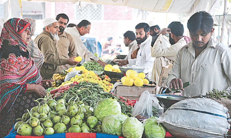 Prices of five essential food items declined during the week.—Dawn/File