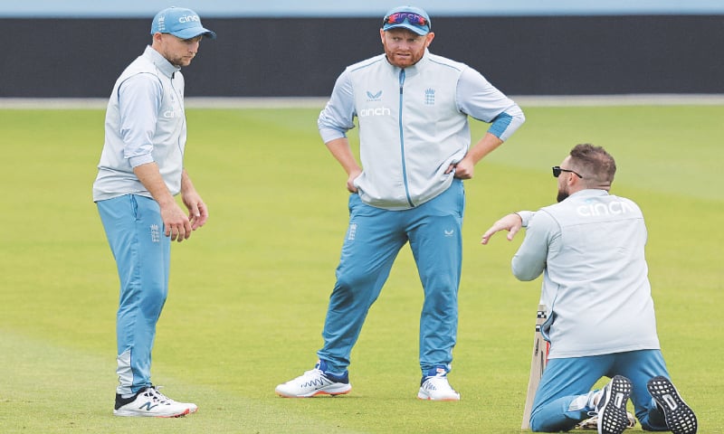 ENGLAND cricketers Joe Root (L) and Jonny Bairstow (C) interact with head coach Brendon McCullum during a training session at Lord’s on Tuesday.—AFP ENGLAND cricketers Joe Root (L) and Jonny Bairstow (C) interact with head coach Brendon McCullum during a training session at Lord’s on Tuesday.—AFP