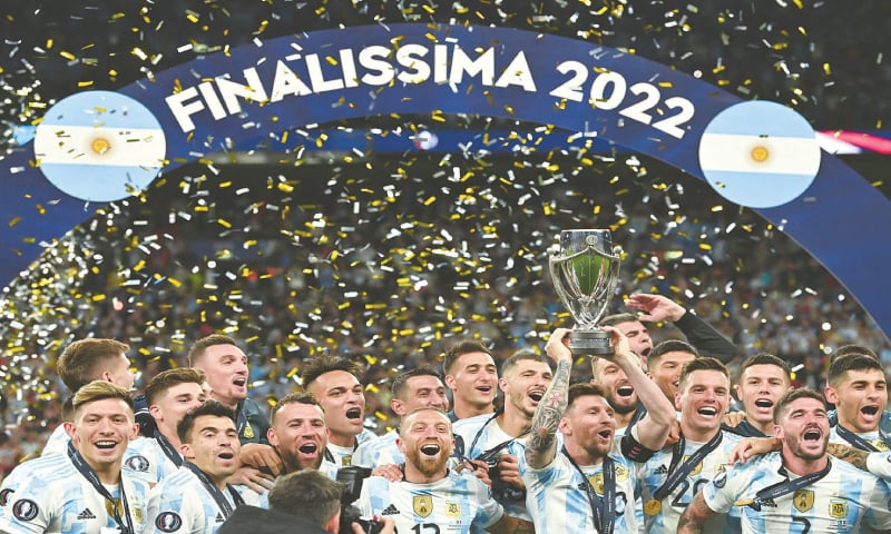 LONDON: Argentina&rsquo;s Lionel Messi lifts the trophy as his team-mates celebrate after their victory in the &lsquo;Finalissima&rsquo; against Italy at the Wembley Stadium.
&mdash;AFP