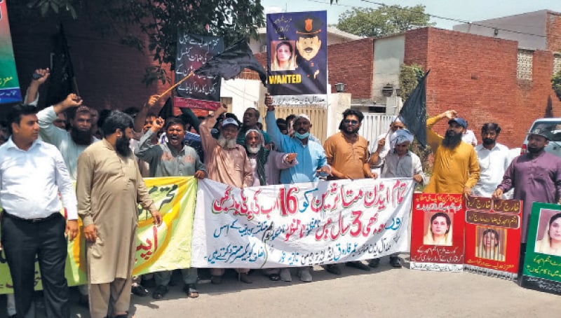 Eden affectees protest against plea bargain. &mdash; Dawn