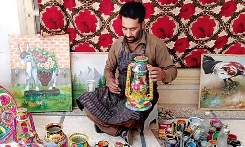 Siyar Khan painting a lantern. — Dawn Siyar Khan painting a lantern. — Dawn