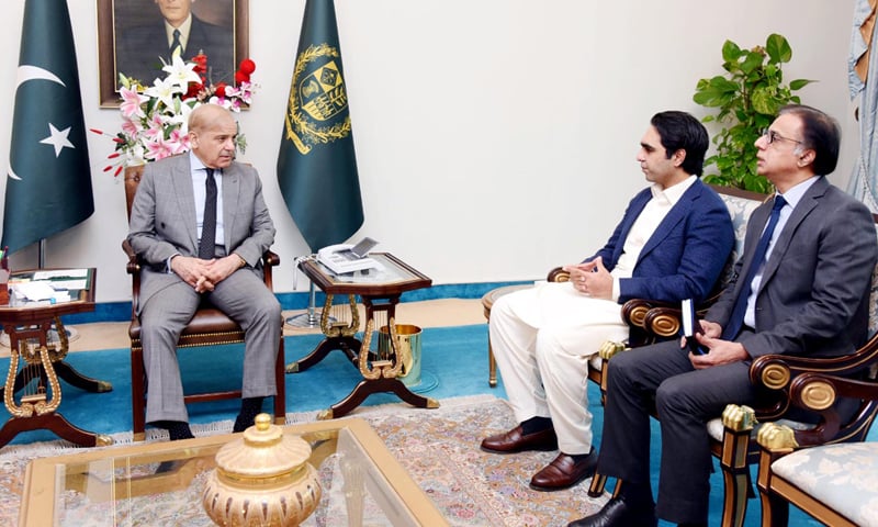 Industries and Production Minister Makhdoom Murtaza Mehmood (C) and Secretary Imadullah Bosal (R) call on Prime Minister Shehbaz Sharif (L) in Islamabad on Friday. — PID website