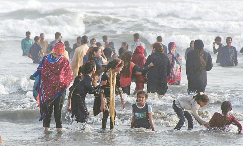 FAMILIES throng the Hawkes Bay beach as mercury shot up to 40 degrees Celsius again on Thursday after rainfall a day earlier.—Online