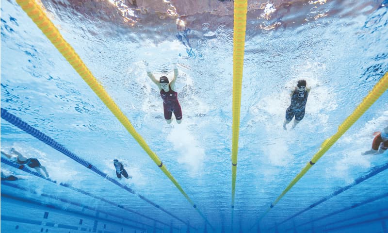 BUDAPEST: Canada’s Summer McIntosh (L) competes to take gold ahead of Katie Grimes (R) and Emma Weyant (second-L) of the US in the women’s 400m medley finals during the World Aquatics Championships at Duna Arena.—AFP