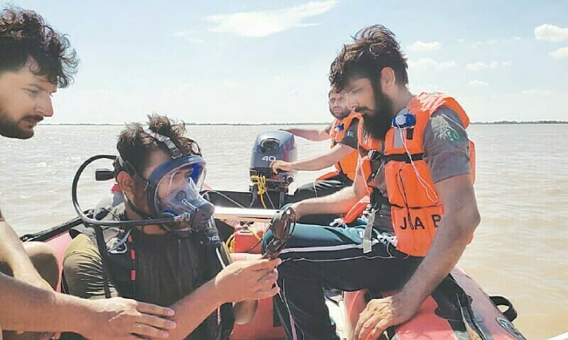 ضلعی انتظامیہ کے مطابق سرچ آپریشن میں 35 غوطہ خور حصہ لے رہے ہیں &mdash; فوٹو: ڈان