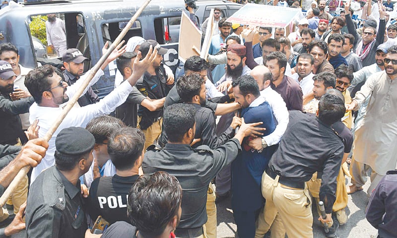 Police stop protesting teachers from marching on the Sindh Assembly on Monday.—Online Police stop protesting teachers from marching on the Sindh Assembly on Monday.—Online