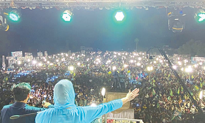 PML-N leader Maryam Nawaz waves to supporters in Multan on Friday.&mdash;Courtesy PML-N