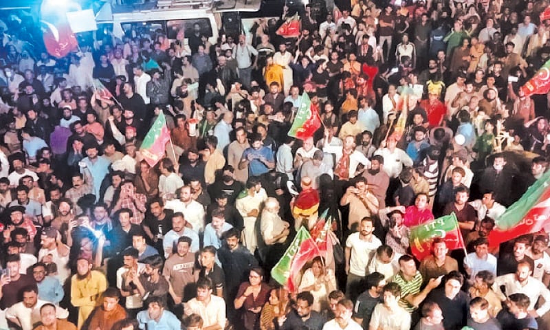 The PTI stages a protest demonstration against alleged horse-trading bid by the PML-N and the PPP. The party leader, Dr Yasmin Rashid, says the defeated 11-party group will not be able to compete the PTI passion and that PTI-PML-Q joint candidate Parvez Elahi will become the chief minister. — White Star / Murtaza Ali