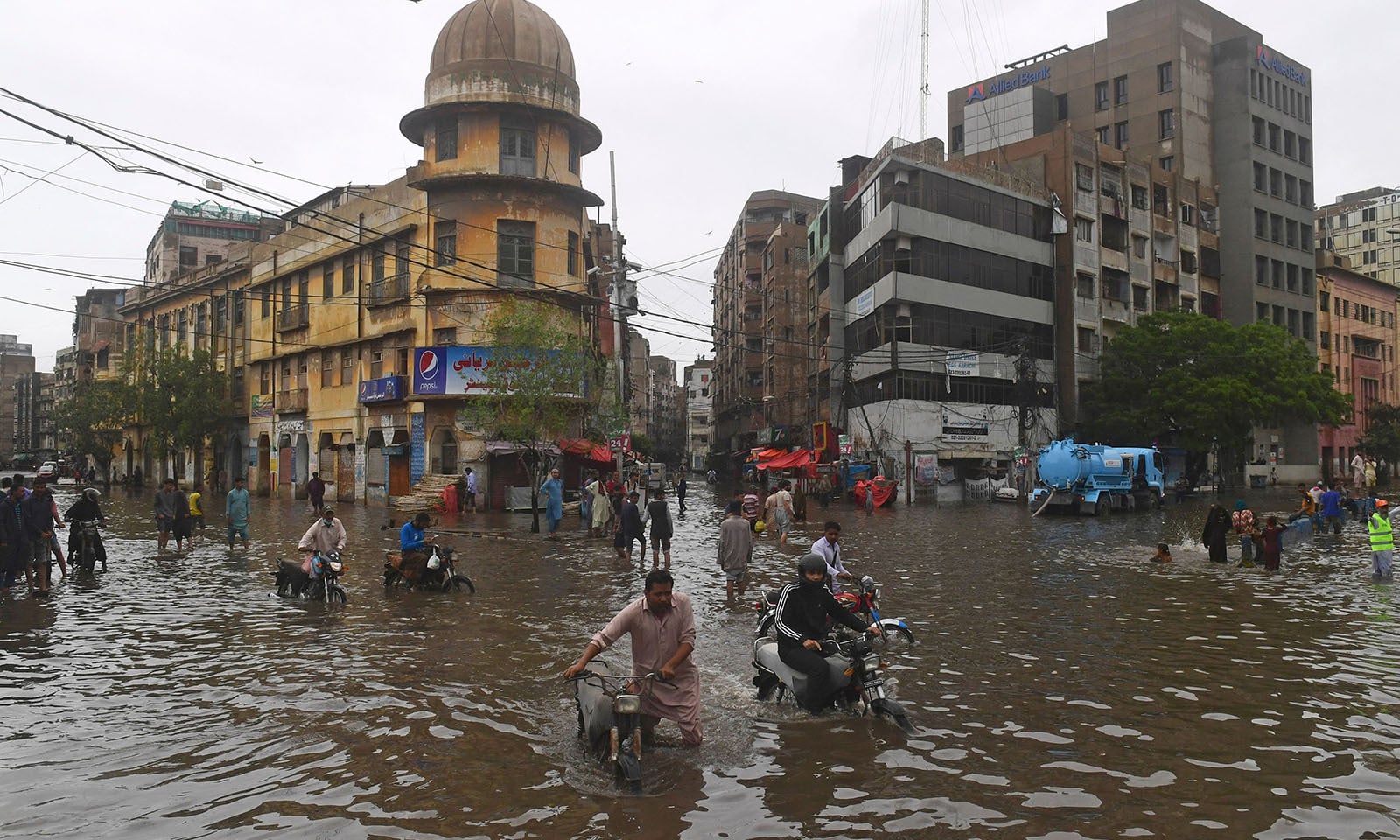 بارشوں سے کراچی میں نظام زندگی درہم برہم