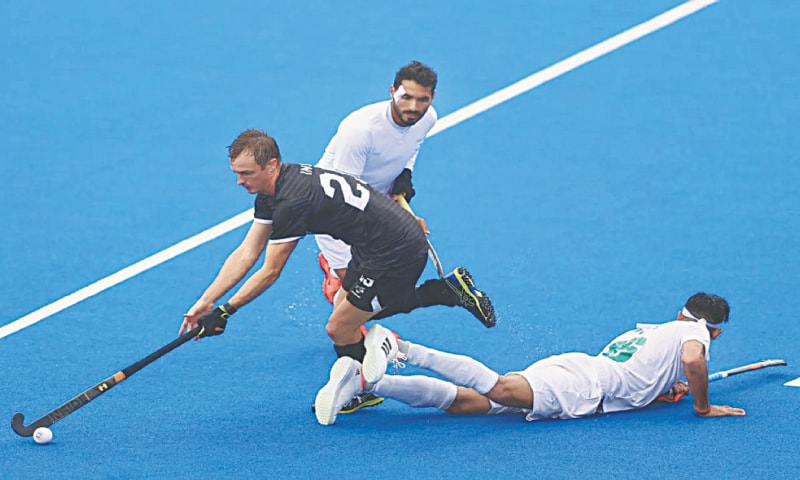 BIRMINGHAM: New Zealand’s David Brydon (L) dribbles past Pakistan’s Mubashar Ali and Ammad Butt during their Pool ‘A’ match at the Commonwealth Games on Sunday.
—courtesy CWG2022