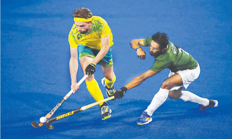 PAKISTAN’S Moin Shakeel (R) vies with Flynn Ogilvie of Australia during their Pool ‘A’ match of the Commonwealth Games at the University of Birmingham Hockey & Squash Centre.
—Courtesy CWG 2022