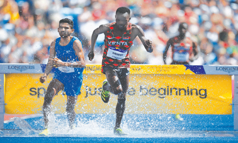 BIRMINGHAM: Kenya’s Abraham Kibiwot (R) competes to win the men’s 3,000m steeplechase final ahead of India’s Avinash Mukund Sable at the Alexander Stadium on Saturday. Kibiwot beat Sable for the gold by a wafer-thin 0.05 seconds. However, Sable broke the stranglehold of the Kenyans in the event — they had swept the medals from the 1998 Games onwards. —AFP