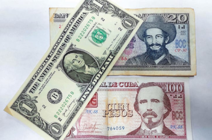 A view of a dollar and Cuban pesos in Havana can be seen. Last week, the Central Bank of Cuba reported that banks and exchange houses will begin buying dollars at a price of 120 Cuban pesos per bill, a rate similar to that of the black market, a mechanism aimed at capturing foreign currency.&mdash;AFP