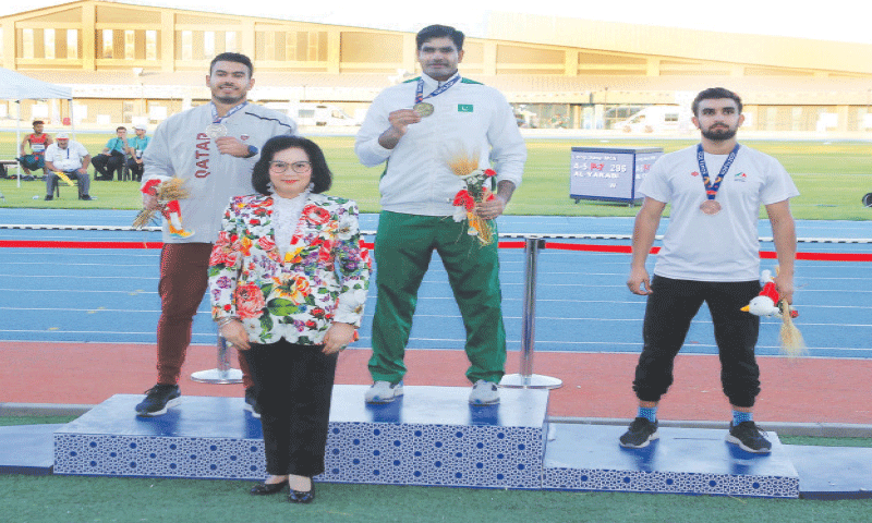 KONYA: Pakistan’s Arshad Nadeem (C) poses with the gold medal alongside silver medallist Ahmed Magour of Qatar (L) and Iran’s bronze winner Ali Fathi Ganji after the javelin throw final at the Islamic Solidarity Games on Friday.—courtesy Konya2021