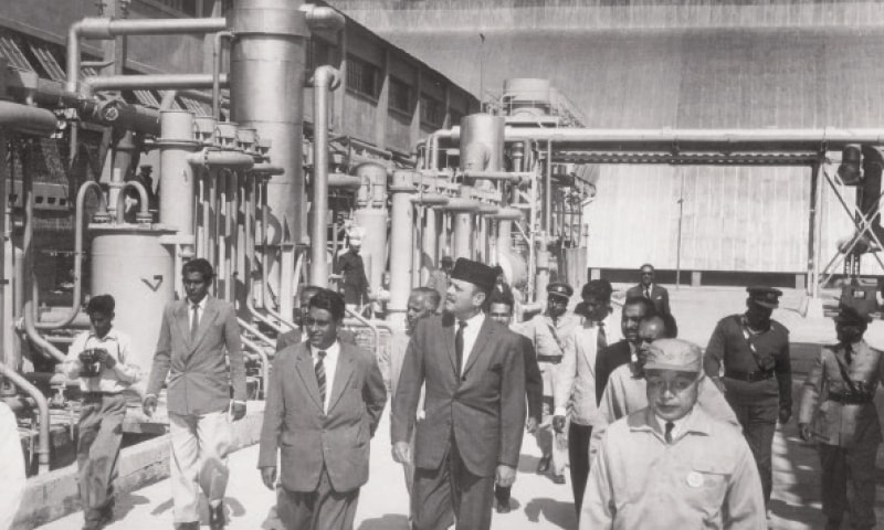 The building of the Tarbela and Mangla Dams as a consequence of the Indus Waters Basin Treaty spurred the importation of high technology units to allow the functioning of the massive water cum power infrastructure projects in the Ayub Khan era. Here President Ayub is seen inspecting one such project with officials. (Courtesy: PID Islamabad)