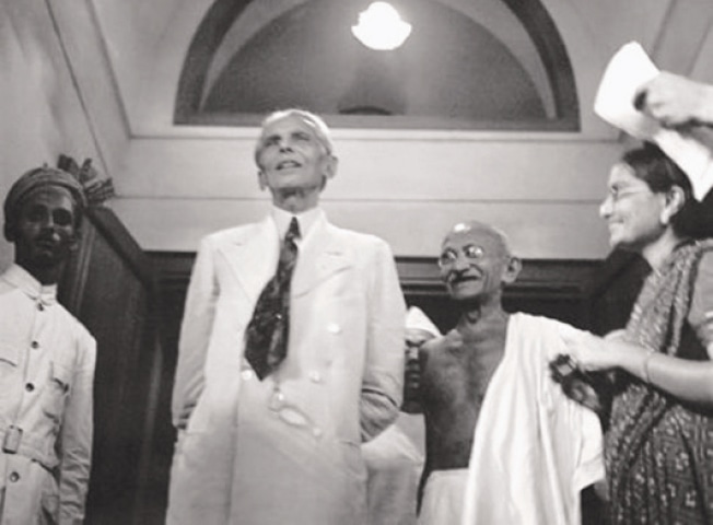 Gandhi visits Mohammad Ali Jinnah at his Malabar Hill Residence in Bombay in September 1944 in an attempt to resume the aborted Congress-Muslim League dialogue. (Courtesy: National Archives)