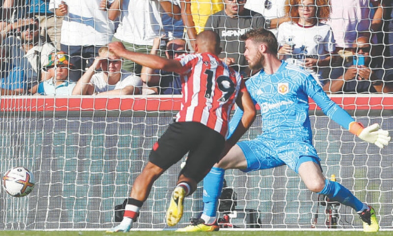 BRENTFORD’S Bryan Mbeumo (C) scores past Manchester United goalkeeper David de Gea during their match at the Brentford Community Stadium.—AFP