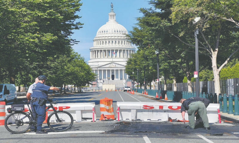 <p>POLICE personnel work near a barricade on Capitol Hill on Sunday.—AFP</p>