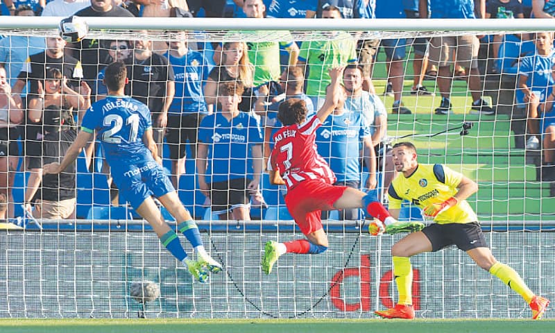 GETAFE: Juan Iglesias (L) of Getafe vies with Atletico Madrid’s Joao Felix (C) next to Getafe goalkeeper David Soria during their La Liga match at the Alfonso Perez Coliseum Stadium.—AFP GETAFE: Juan Iglesias (L) of Getafe vies with Atletico Madrid’s Joao Felix (C) next to Getafe goalkeeper David Soria during their La Liga match at the Alfonso Perez Coliseum Stadium.—AFP
