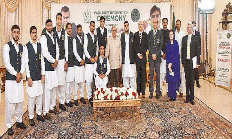 ISLAMABAD: Prime Minister Shehbaz Sharif poses with the country&rsquo;s top-performing athletes at the recent Commonwealth and Islamic Solidarity Games during a reception on Thursday.&mdash;APP