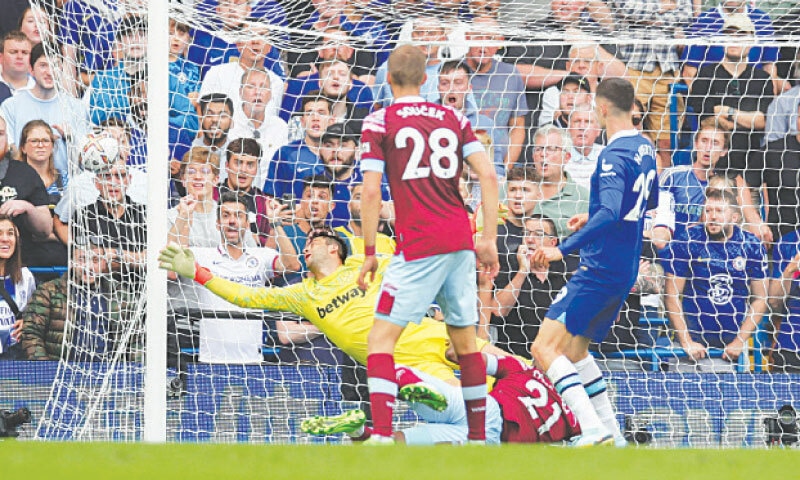 LONDON: Chelsea’s Kai Havertz (R) scores against West Ham during their Premier League match at Stamford Bridge on Saturday.—Reuters LONDON: Chelsea’s Kai Havertz (R) scores against West Ham during their Premier League match at Stamford Bridge on Saturday.—Reuters