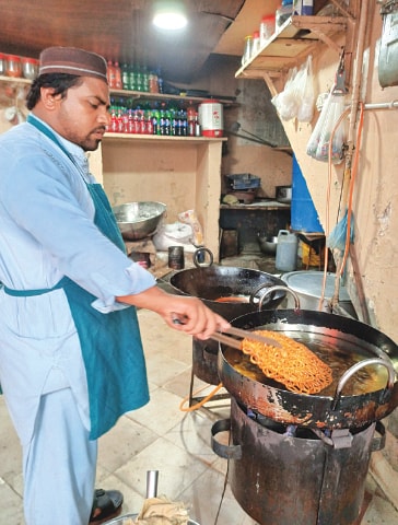 Making the jaleba at BGLF | Photography by Syed Zubairuddin Shah