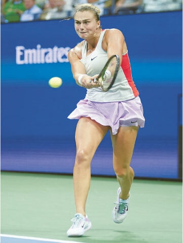 NEW YORK: Aryna Sabalenka of Belarus plays a return against Poland’s Iga Swiatek during their US Open semi-final at the USTA Billie Jean King Tennis Center.—AFP